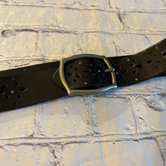 BOHO BLACK NON LEATHER WITH GUNMETAL BUCKLE AND STUDS ON FLORAL WITH CUTOUT BELT - Picture 5 of 8